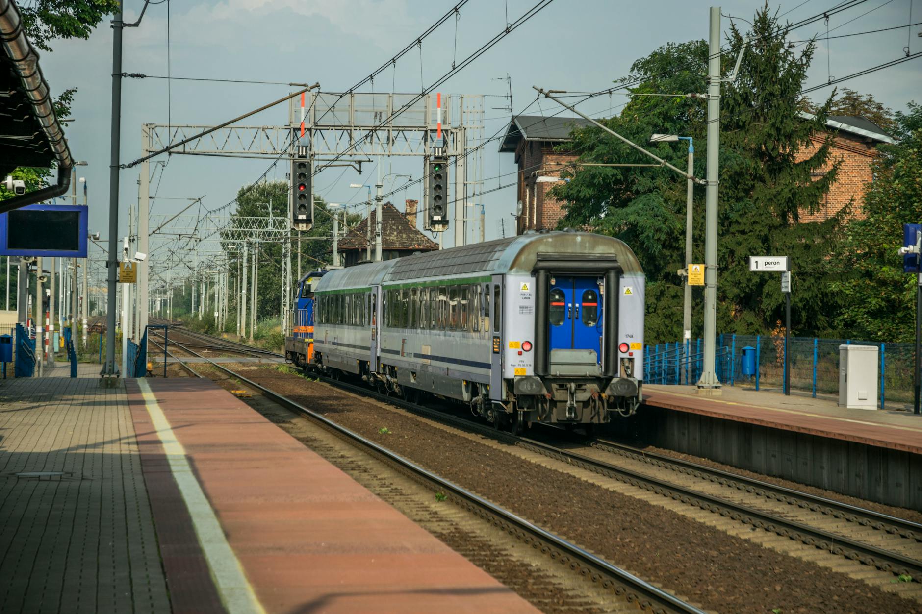Piłkarze Miedzi Legnica rywalizujący z Polonią Bytom na boisku podczas meczu