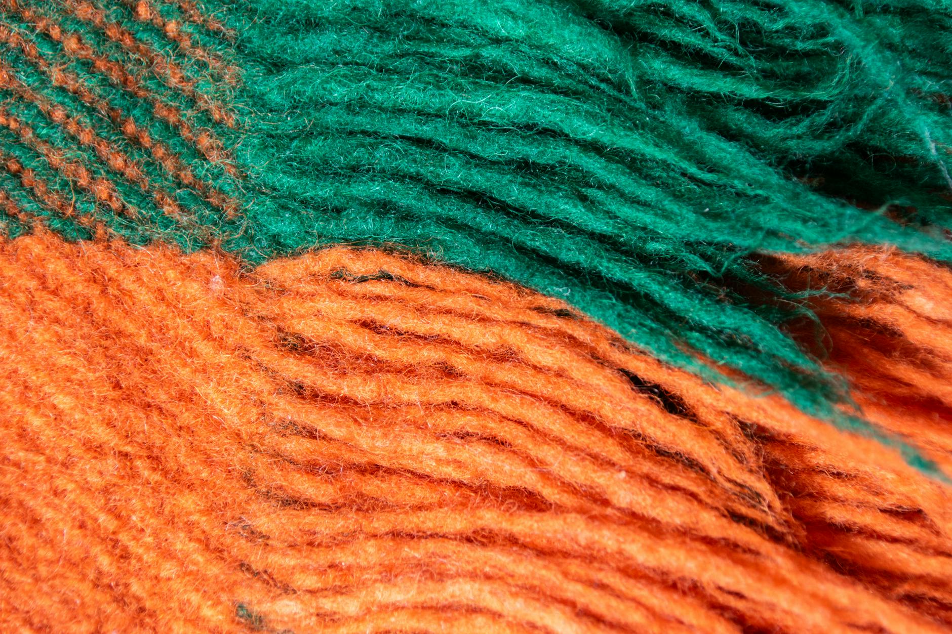 Piłkarze Miedzi Legnica świętujący zdobycie bramki w meczu o awans do Ekstraklasy